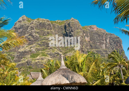 Le Morne Brabant montagna che domina la spiaggia di fronte all'hotel Dinarobin, sull'Oceano Indiano isola di Mauritius Foto Stock