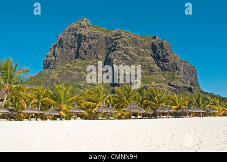 Le Morne Brabant montagna che domina la spiaggia di fronte all'hotel Dinarobin, sull'Oceano Indiano isola di Mauritius Foto Stock