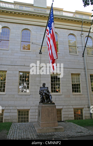John Harvard statua che si trova nella parte anteriore della Sala Universitaria, Harvard Yard, Harvard University campus, Cambridge, MA, Stati Uniti. Foto Stock