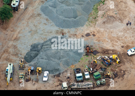 Costruzione di macchine e di pietrisco, vista aerea, Moshi, regione di Kilimanjaro, Tanzania Foto Stock