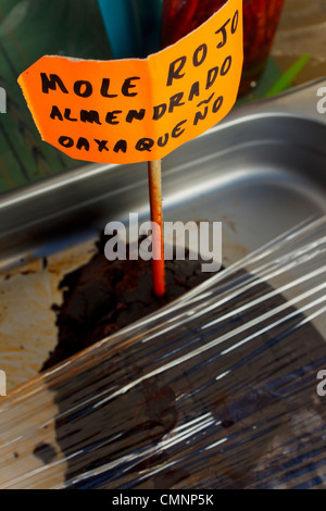 Tradizionale messicano mole per la vendita nel mercato all'aperto. Foto Stock