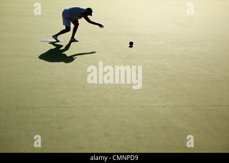 Donna che gioca a bocce su prato. Cooktown, Queensland, Australia Foto Stock