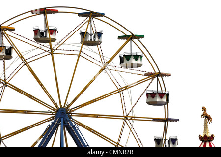 Coloratissima ruota panoramica Ferris e la giostra a cavallo nel parco di divertimenti. Foto Stock