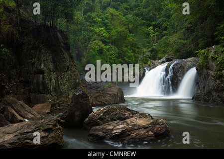 A cascata Cascate di Cristallo - un popolare piscina di acqua dolce foro vicino a Cairns, Queensland, Australia Foto Stock