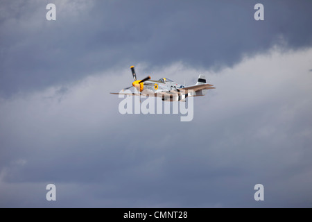 Aeromobile P Mustang II Guerra Mondiale vintage storico della guerra aereo da combattimento. Ripristinato funzionamento alla condizione di volo. Di sera. Foto Stock