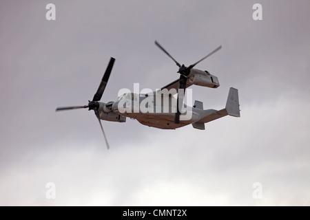 Aeromobili, V022 Osprey in volo contro nuvole temporalesche. Decollo ed atterraggio verticali troop carrier usato in guerra. Airborne. Foto Stock