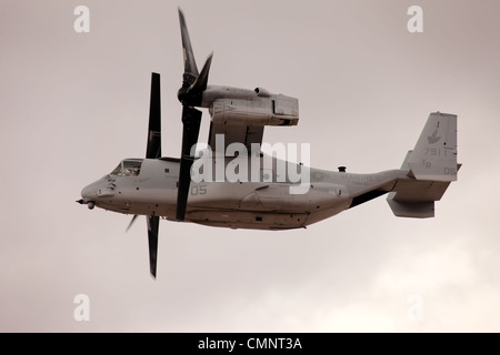 Aeromobili, V022 Osprey in volo contro nuvole temporalesche. Decollo ed atterraggio verticali troop carrier usato in guerra. Stati Uniti alleati NATO. Foto Stock