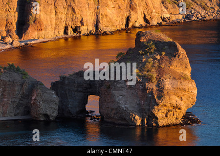 Arco di mare, Bahia Honda, Danzante isola, mare di Cortez, Baja California, Messico. Foto Stock