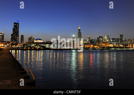 Vista a sud del centro cittadino di Chicago skyline al tramonto Foto Stock