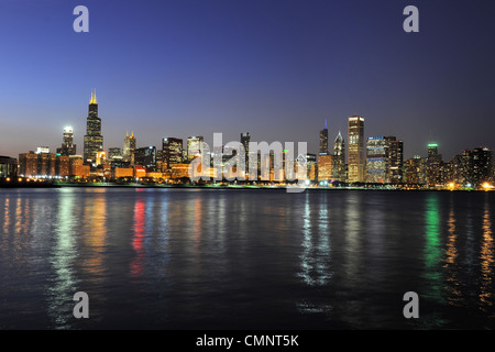 Vista parziale del centro di Chicago skyline al tramonto Foto Stock