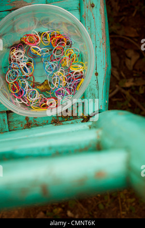 Colorato elastico fasce per capelli con sedia verde. Foto Stock