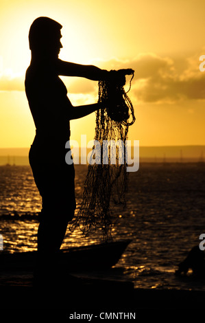 Statua del pescatore al tramonto sul Malecon a La Paz, Baja California, Messico. Foto Stock