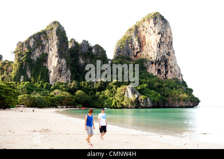 Le scogliere calcaree del lato meridionale di Railay Bay (Krabi - Thailandia). Les formazioni karstiques Sud de la Baie de Railay. Foto Stock