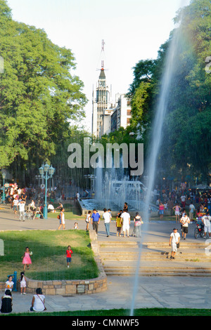 Mendoza Argentina, Plaza Independencia, parco pubblico, fontana, spazio verde, folla, affollato, getto d'acqua, fontana pubblica, circolare, cerchio, alberi, vegetazione, leisur Foto Stock