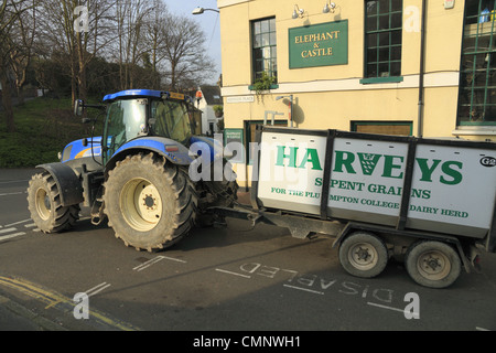 Trascorso grani di spreco dal birrificio Harveys essendo riciclata in alimentazione animale Lewes, East Sussex, Inghilterra. Foto Stock