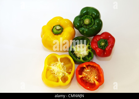 Rosso e giallo pepe verde intero e tagliato Foto Stock