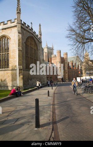 Studente in bicicletta collegi passato sul Trinity Street, Cambridge, Inghilterra Foto Stock