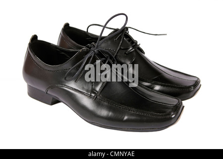 Dell'uomo vestito di nero scarpe su sfondo bianco Foto Stock