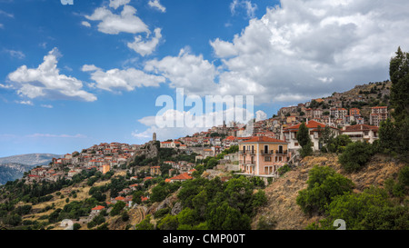 Arachova è un tradizionale villaggio sulle pendici del monte Parnaso, Grecia Foto Stock