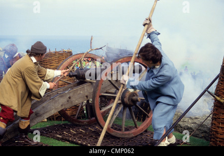 Guerra civile inglese reinactment al Castello di Scarborough Yorkshire Regno Unito Foto Stock