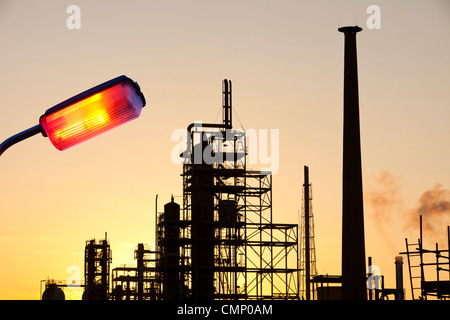 Negli impianti petrolchimici in Billingham su Teeside, UK, al tramonto. Foto Stock