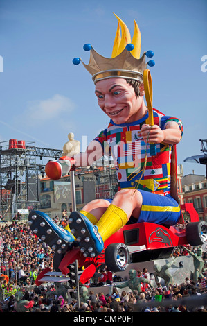 Carnaval de Nice 2012. cartoon effige re di sport durante la sfilata di carnevale. 124343 Carnevale di Nizza Foto Stock