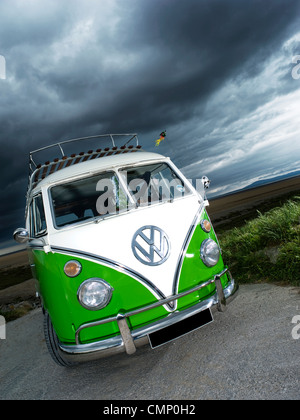 Verde volkswagen vw split screen camper Autobus hippy hippie anni sessanta anni cinquanta raffreddato ad aria spiaggia retrò british Nuvoloso Pioggia maltempo Foto Stock