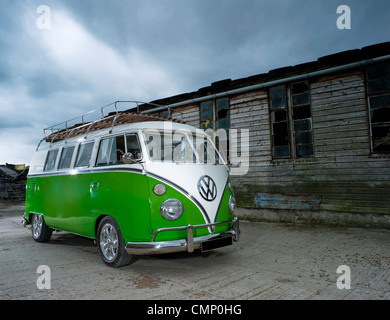 Verde volkswagen vw split screen camper Autobus abbassato modificati calce pimped hippie hippy degli anni sessanta anni cinquanta retrò raffreddato ad aria Foto Stock