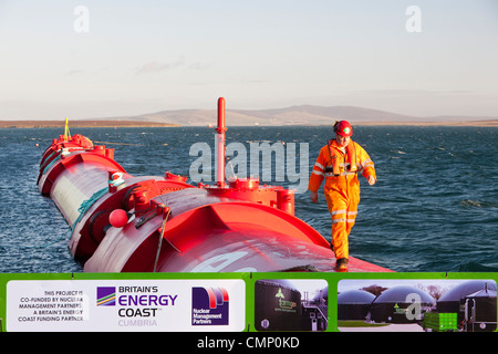 Un Pelamis P2 onda generatore di energia sulla banchina a Lyness su Hoy, Orkney Isles, Scotland, Regno Unito. Foto Stock