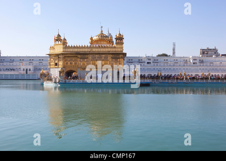 Una vista di tutta la Piscina Sacra al tempio d'oro ad Amritsar il centro della fede sikh Foto Stock