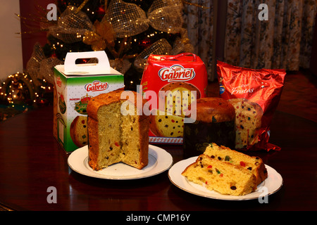 Varietà di paneton ( un italiano il pane di frutta popolare a Natale in America Latina) nella parte anteriore dell albero di Natale Foto Stock