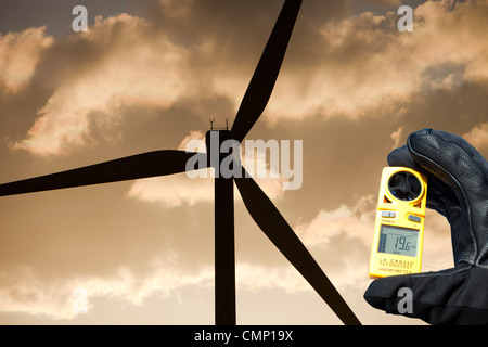 Una centrale eolica nei pressi de la Calahorra in Andalusia, Spagna, al tramonto. Foto Stock