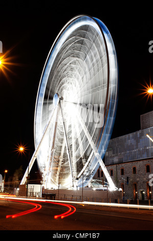 Repubblica di Irlanda, Dublino. La ruota di Dublino di notte. Foto Stock