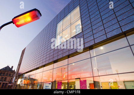 Manchester College of Arts e la tecnologia della biblioteca a Harpurhey al tramonto. Foto Stock