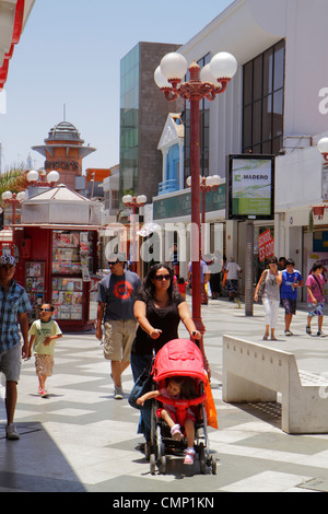 Arica Chile,Paseo Peatonal de Mayo,centro commerciale pedonale,shopping shopper shopping negozi di vendita di mercato di acquisto, negozi di negozi business business, distric Foto Stock
