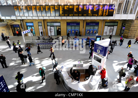 Parte del nuovo Kings Cross Stazione ferroviaria concourse tra cui il cliente al banco informazioni e schede di partenza Foto Stock