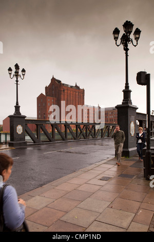 Regno Unito, Inghilterra, Lincolnshire, Grimsby, le persone che attraversano le Corporation ponte per Victoria Wharf Foto Stock