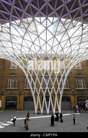 Kings Cross Stazione ferroviaria partenza atrio colonne di acciaio ventaglio per formare la struttura del tetto Foto Stock