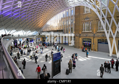 Kings Cross Stazione ferroviaria partenza atrio colonne di acciaio ventaglio per formare il rivestimento sulla struttura del tetto Foto Stock