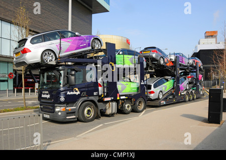 Autologic Car Transporter BMW automobili dipinte in 2012 Giochi olimpici colori paralimpici per l'uso da parte di funzionari e altri a Stratford East London Inghilterra Regno Unito Foto Stock