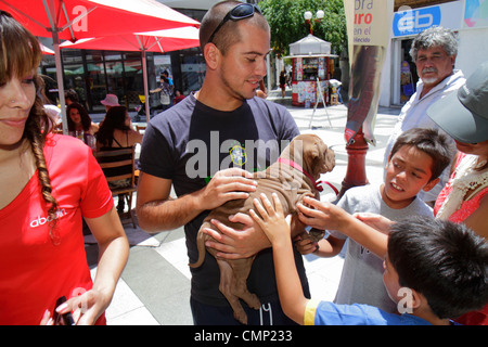 Arica Chile,Paseo Peatonal 21 de Mayo,centro commerciale pedonale arcade,ispanico Latino etnia immigranti minoritari,adulti adulti uomo uomini maschio,donna Foto Stock