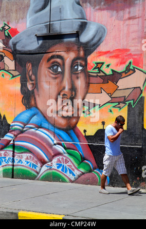 Arica Cile,Avenida Pedro Montt,strada scena,strada,marciapiede,muro murale,donna indigena,pittura,uomo ispanico uomini maschio adulti,camminare,grande,por Foto Stock