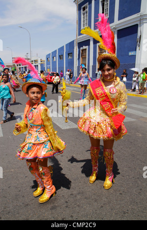 Arica Chile,Avenida Pedro Montt,Carnevale Andino,Carnevale andino,sfilata,prove,indigeni,Aymara Heritage,folklore danza tradizionale,Caporales,troup Foto Stock