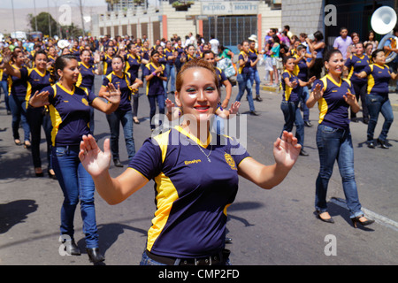 Arica Chile,Avenida Pedro Montt,Carnevale Andino,Carnevale andino,sfilata,prove,indigeni,Aymara Heritage,folklore danza tradizionale,Caporales,troup Foto Stock