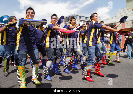 Arica Chile,Avenida Pedro Montt,Carnevale Andino,Carnevale andino,sfilata,prove,indigeni,Aymara Heritage,folklore danza tradizionale,Caporales,troup Foto Stock