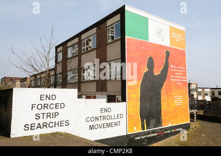 Murali per il repubblicano irlandese i prigionieri politici in HMP Maghaberry. 'Fine striscia forzata ricerche', 'fine movimento controllato" Foto Stock