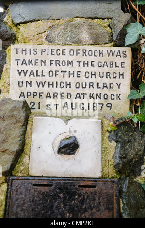Roccia dal Santuario di Knock, incorporato in una santa grotta di Belfast Foto Stock