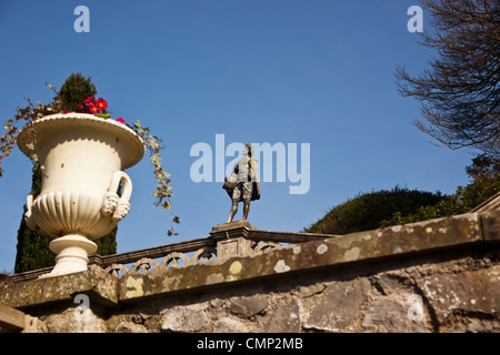 Giardino ornato statua, giardino formale ornamenti. Foto Stock