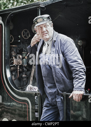 Un ingegnere del Bodmin & Wenford Railway si appoggia al di fuori della sua cabina Foto Stock