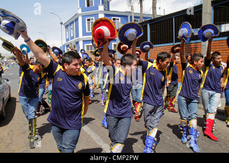 Arica Chile,Avenida Pedro Montt,Carnevale Andino,Carnevale andino,sfilata,prove,indigeni,Aymara Heritage,folklore danza tradizionale,Caporales,troup Foto Stock